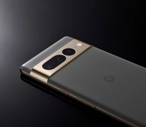 Le Google Pixel 7 Pro n°1 sur la photo devant l'iPhone 14 Pro et le Galaxy S22 Ultra